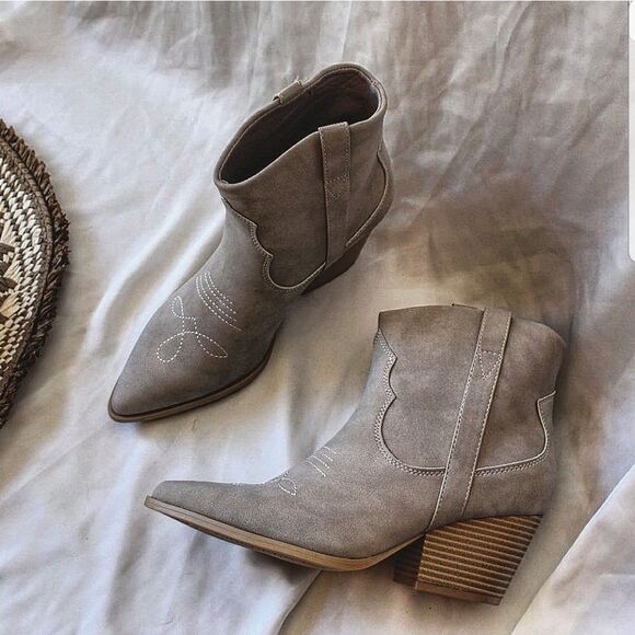 🆕The Tasha// Grey western style boot soft vegan leather - Picture 4 of 9